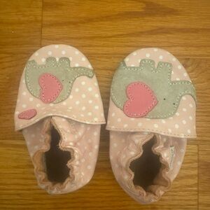 Robeez baby shoes for 6-12 months old. Pink and grey color